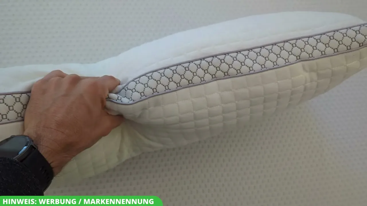 In meinem Test spüre ich sofort, wie prall und kompakt das Kissen dank der 950 Gramm Mikrofaserfüllung verarbeitet ist.