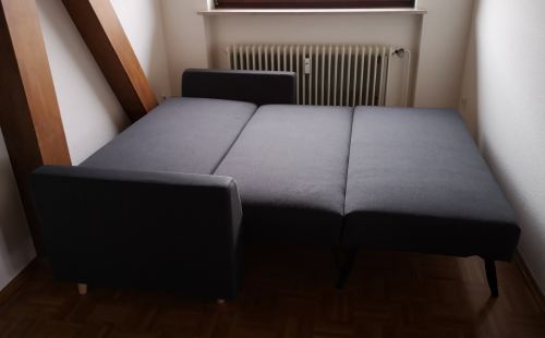 Das Schlafsofa wird zum Bett ausgeklappt.