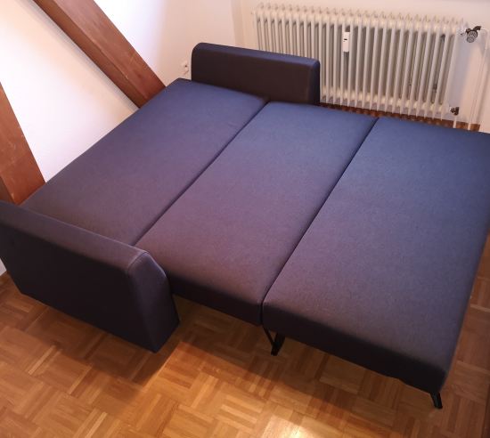 Liegefläche des ausgeklappten Schlafsofas.